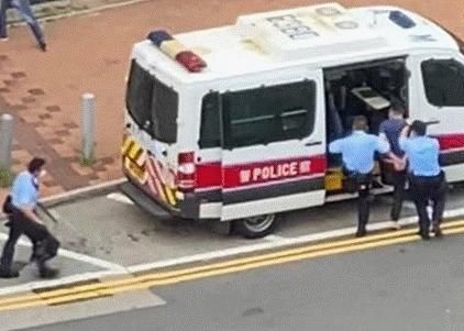刀割|香港发生伤人血案！一名押运员被人用刀割喉，涉案男子当场被捕