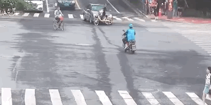  动图|【动图】数十名外卖小哥11秒抬车救人，事发当时正在集中开会