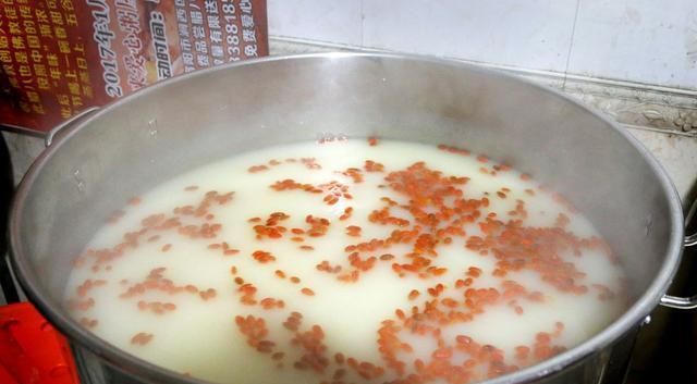  营养|教你做玉米枸杞排骨汤，汤汁香甜营养丰富，做给家人一起喝！