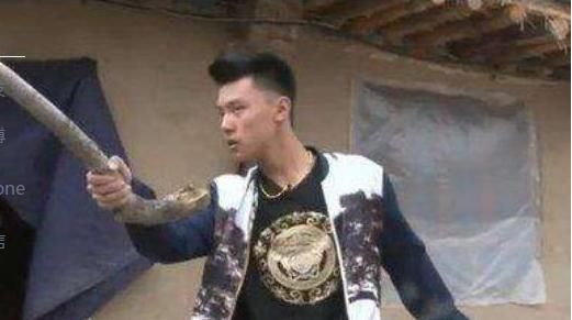  王晨正|变形记中为救穷爷爷，将自己8万金项链卖掉的城市少年，后来如何