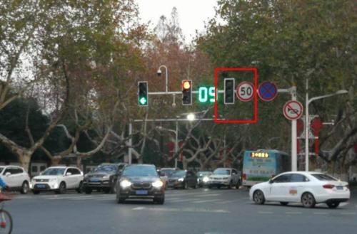  冤枉|男子闯红灯报警自首，面对处罚大喊冤枉：是红灯自己先动的