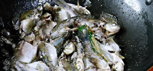  做法|花10元买了一盘小鲫鱼，教你鱼汤面的做法，汤白汁浓，味道鲜美