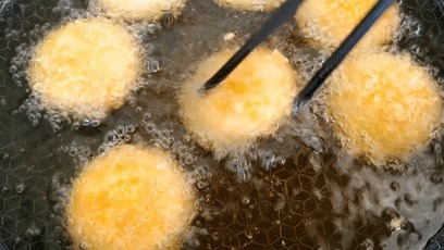  美食|土豆又出新做法了，加1碗糯米粉，吃着软糯香甜，出锅就扫光