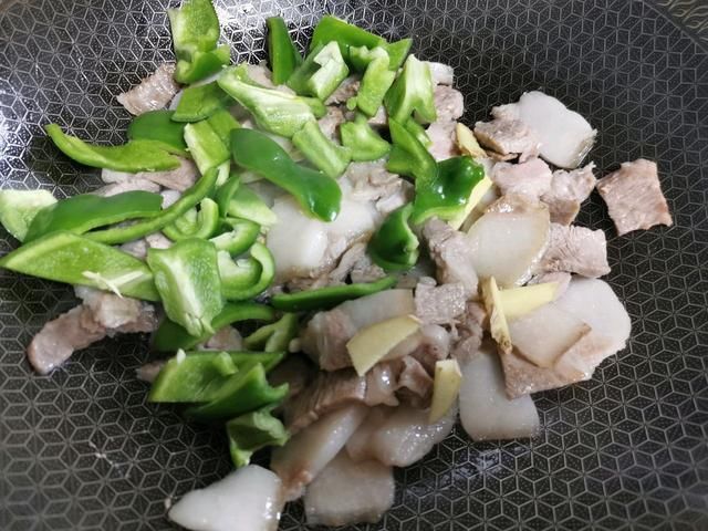 五花肉|回锅肉怎样做更美味？加上一点它，做好之后肥而不腻，瘦而不柴