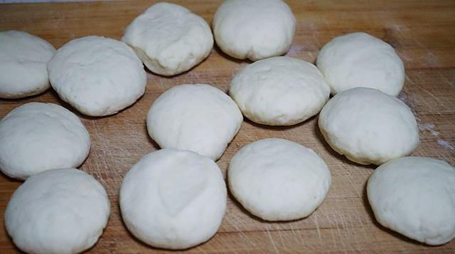  初秋|初秋我和家人爱吃这种香而不腻的鲜肉包，食材搭配营养，馅料醇香