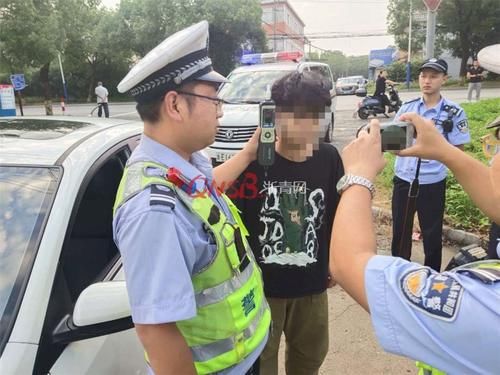  凌晨|醉酒小伙凌晨开车回家，天亮被人发现倒在路边“不知是死是活”