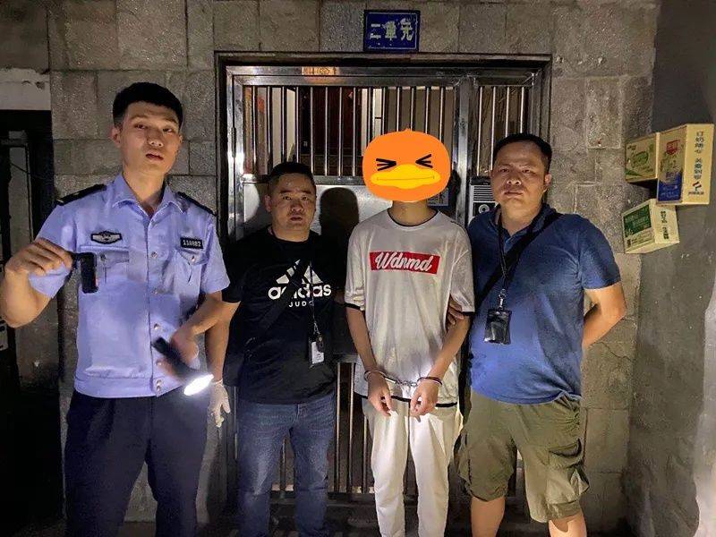小伙|嫌工资发得少,就溜达到隔壁盗窃,警方从小伙家搜出11条女士内裤,他说:我打算卖掉用作经济补贴