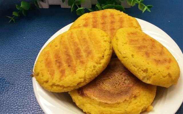  玉米面|一点白面也不掺，这才是正宗玉米面贴饼子，外壳焦脆太好吃了
