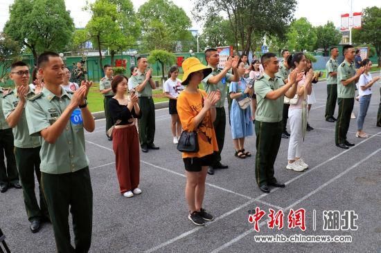 武警官兵|军地当“红娘” 武警官兵勇敢寻爱