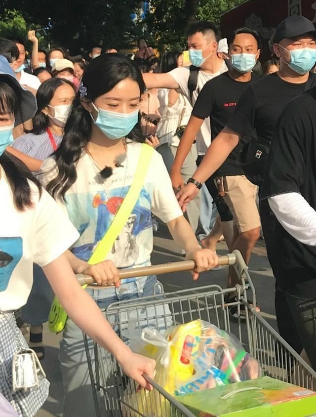  合体|王俊凯回归《中餐厅》，将与杨超越合体录节目，被踩鞋子反应可爱