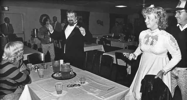 历史|历史上“最酷”的婚礼：来宾一半是警察，一半是毒贩