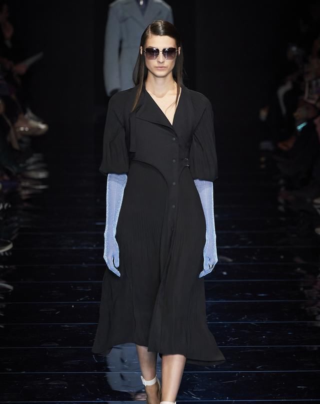  身姿|Sportmax展现女性妙曼身姿略带甜美感的剪裁与不对称美学打破刻板