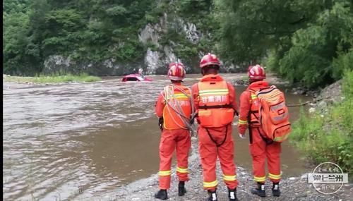  暴涨|雨天河水暴涨，载有4人的SUV困在了河水中...