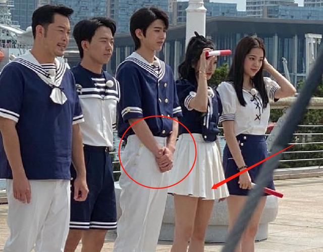  蔡徐坤|吴宣仪超短裙参加《跑男》，注意旁边蔡徐坤的手，真实人品藏不住