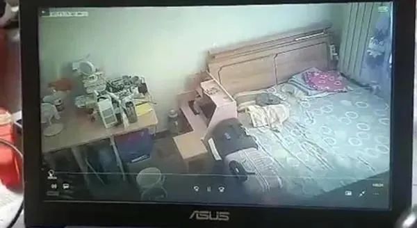  屋内|女租客屋内现偷拍摄像头，警方已传唤涉事房东
