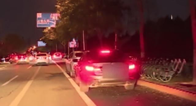 路边|网约车路边违停被罚,司机直言赚钱不易,交警:已经警告过一次