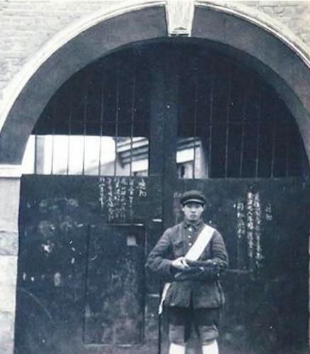 离婚|末代皇后婉容：惨死狱中，尸体被扔进臭水沟，身上仅留一件遗物