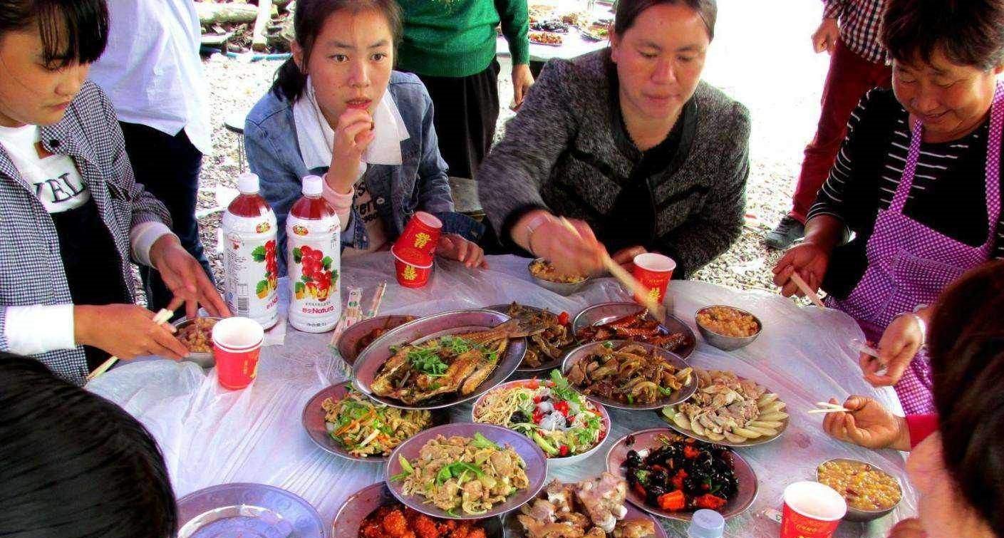 少见|农村“怪相”，以前吃酒席、大锅菜都爱打包回家，为啥现在少见了