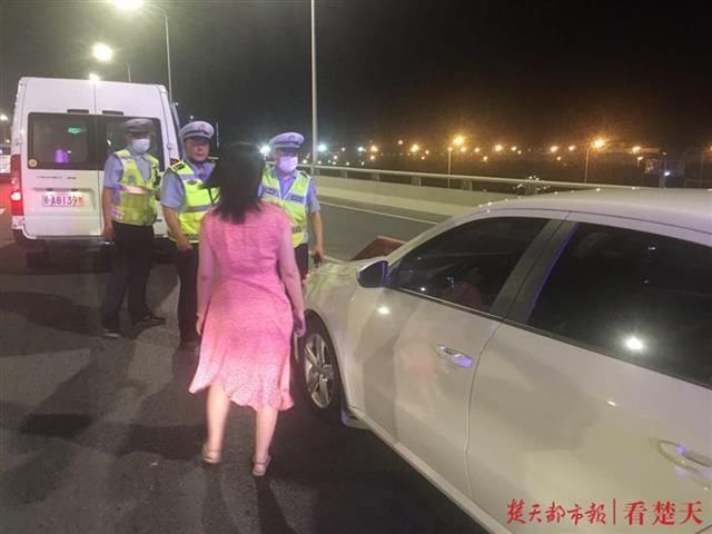  轿车|汽车没油手机没电，女子深夜三环线上遇囧途