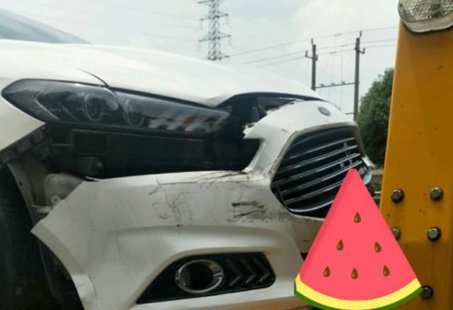  福特|五菱神车被福特蒙迪欧撞，直接启动不了，网友：咋这么猛？