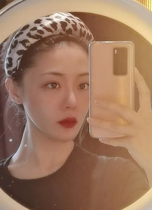  粉丝|被美颜镜头给“坑”了，小姨妈邓家佳晒近照自拍，让粉丝不敢认？
