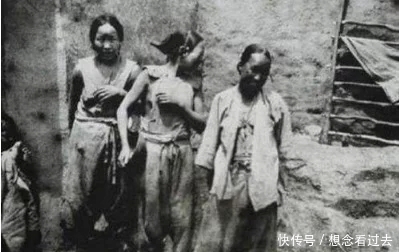 清朝|清朝罕见老照片女子衣不蔽体,此人竟是出嫁的新娘!