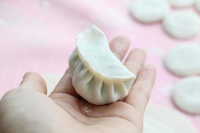  拌成|这菜虽然一股怪味儿，拌成饺子馅却鲜美无比，学会都能开饺子馆了