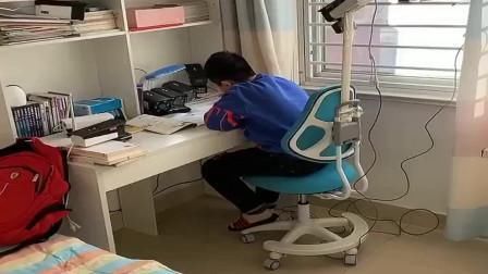 父母|父母在孩子房间装摄像头进行监控不是好办法