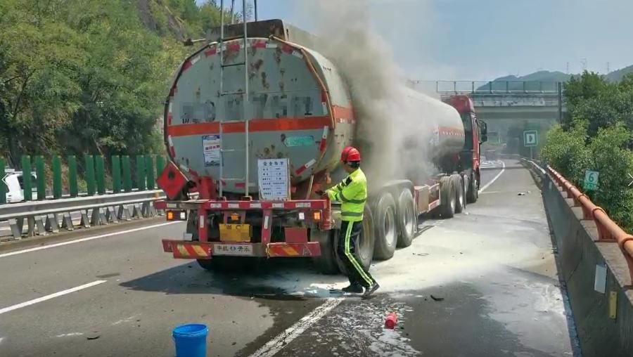  服务区|险~高速公路上，运输化学品的半挂车起火！施救时，车胎突然爆炸……