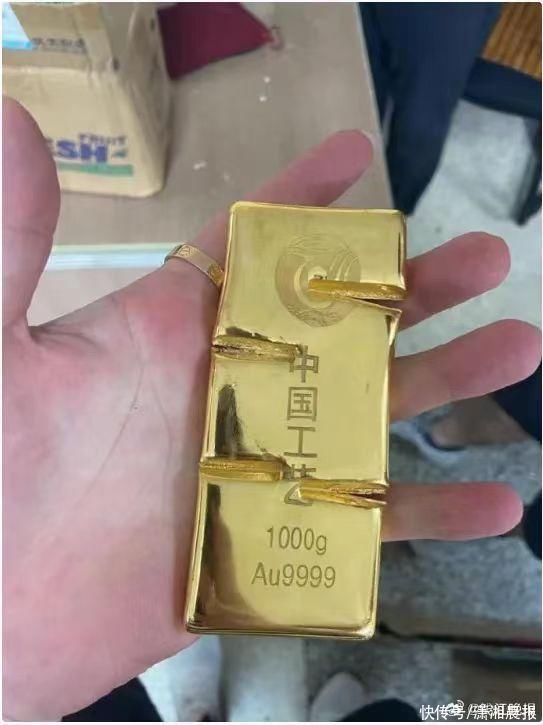 网传男子拿买房送的一公斤黄金卖了45万，专家：买房送金条本质也是变相降价
