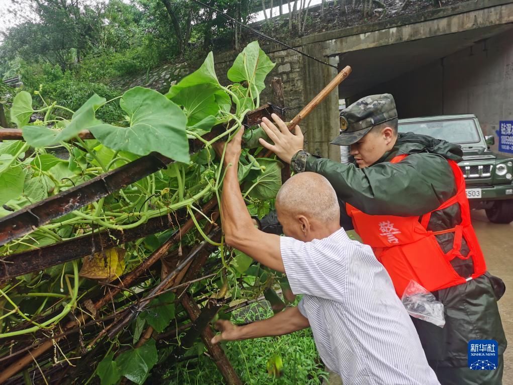 台风“杜苏芮”来袭 人民子弟兵全力迎战