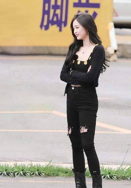  抓拍|吴宣仪录真人秀被抓拍，看到她85斤的腿长啥样，P都不敢这样P！