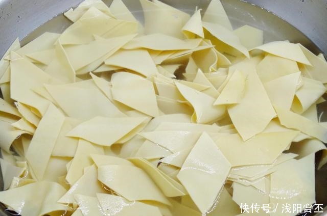 吃辣|怕吃辣还馋尖椒干豆腐,教你这样做,溜干豆腐软嫩香,夹起颤巍巍