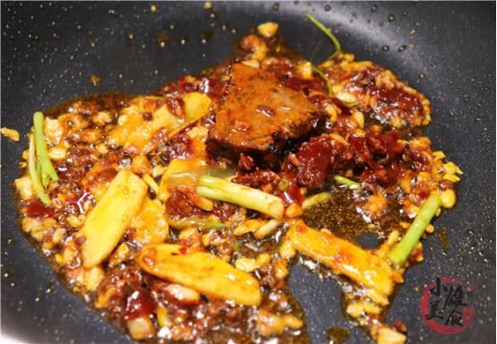  解馋|水煮鱼我只服这个做法，几个技巧轻松搞定，鱼肉嫩滑不散，真解馋