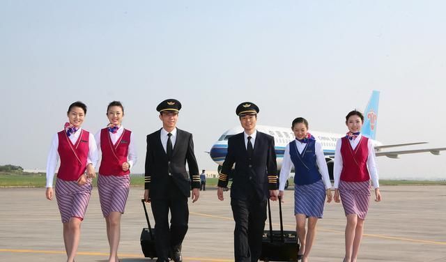 空姐|《中国机长》热映:那个刁难空姐的男乘客,请收起你的优越感