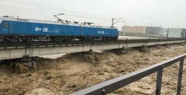  临时|特大洪水来临时，为什么火车要开到桥上停着？