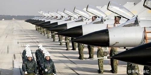 只能|飞行员远航飞行时吃什么?大飞机有自热餐,战斗机只能啃巧克力