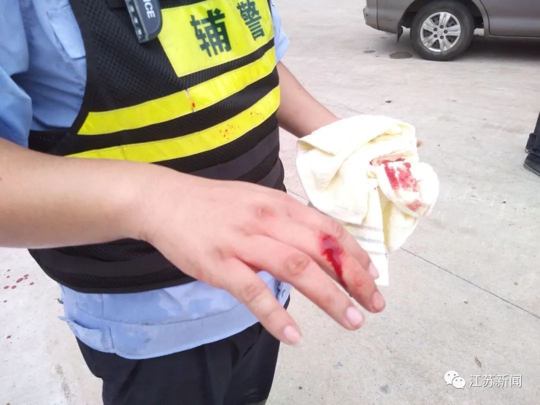  孔鸣|惊险！他抄铁锤猛砸车窗，徒手掰玻璃！1分钟后，车完全没入河中…