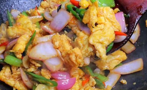  解馋|洋葱里加入4个鸡蛋，居然这么好吃，营养又解馋，比吃红烧肉还香