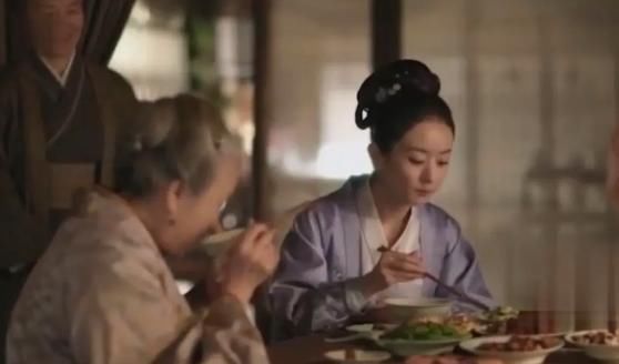  强硬|赵丽颖扒拉菜盘子被吐槽，强硬洗白惹网友逆反，黑历史惨被扒