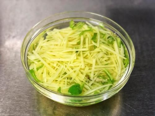  土豆丝|凉拌土豆丝酸辣开胃，变得又白又脆有妙招儿，你知道了吗？