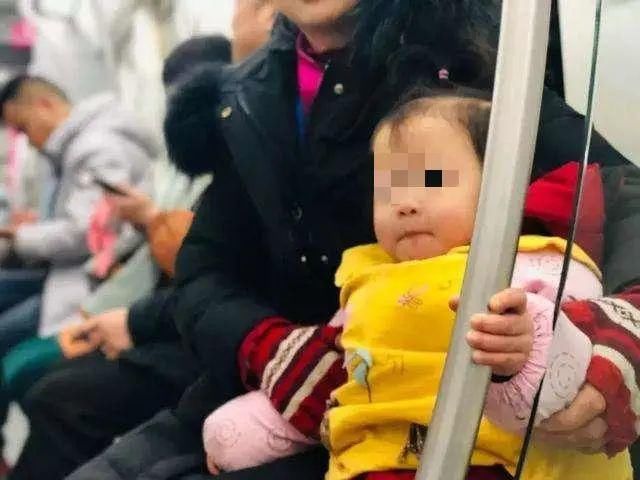地铁|地铁上，爸爸带女儿等地铁的照片火了，网友：最高级别的炫富