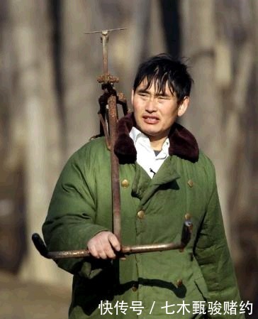 大衣哥|他42岁才成名,从农民到春晚,却因太善良“身败名裂”