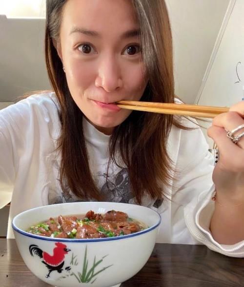  筷子|佘诗曼晒午餐肥肠面，轻咬筷子笑容甜美，经典公鸡碗太抢镜！