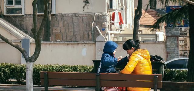 教育|上海地铁中亲奶奶掌掴孙女3耳光，公共场合下孩子该怎么教育？