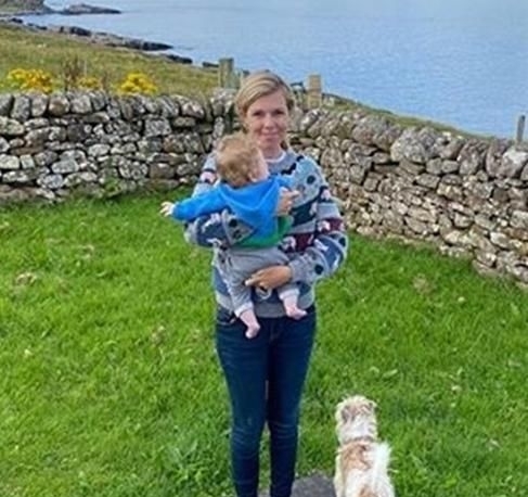 约翰逊|英国首相一家苏格兰度假，56岁约翰逊前背着儿子，化身称职奶爸