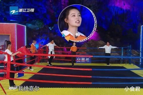 扯破|Baby撕名牌衣服被扯破,郑恺瞬间看呆,4个字说出广大网友的心声
