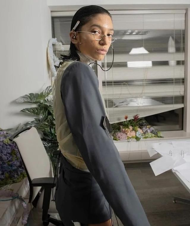 万茜|万茜的红西装吴昕的剪刀发夹被追着问哪买？是姐姐带火的小众品牌