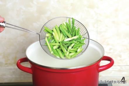 可口|教你做道快手菜,一点芦笋,一点腰果,吃起来爽脆可口,清淡鲜美