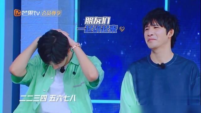  引发|天天向上候场王一博做起颈椎操，哥哥们成团节目企划却引发争议